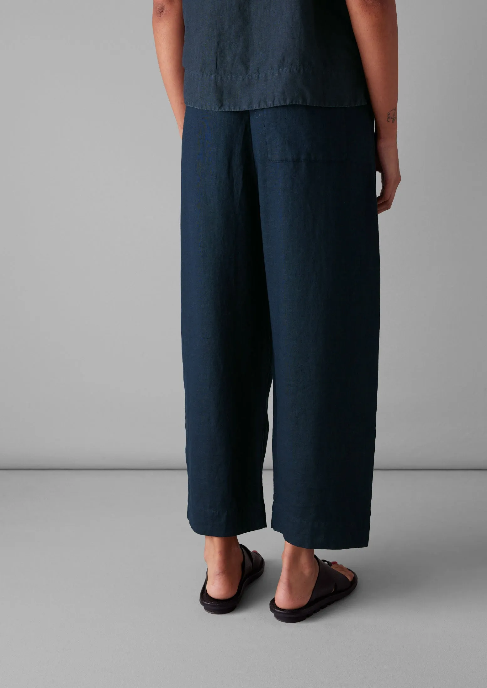 Garment Dyed Linen Barrel Leg Trousers | Midnight